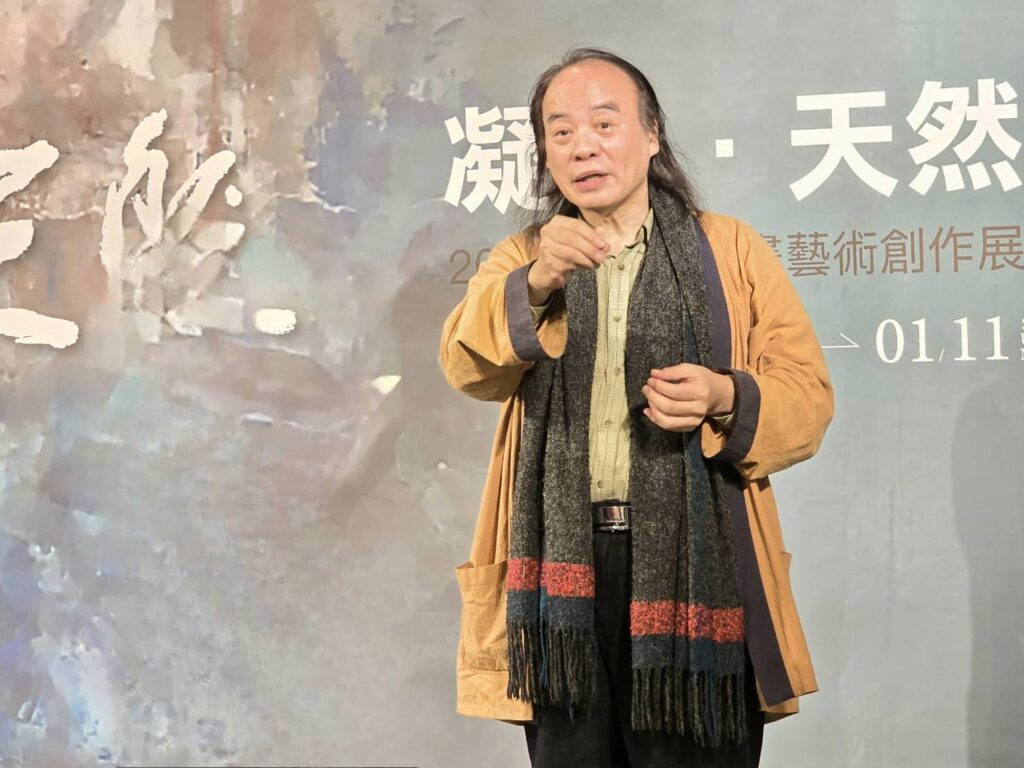 ▲藝術家李憶含教授回鄉個展,展現他在凝思領域與天然境界的哲思,讓作品開啟觀者視野的同時,建構對話,共為臺灣美好未來而努力。(記者 詹佳綺/攝)