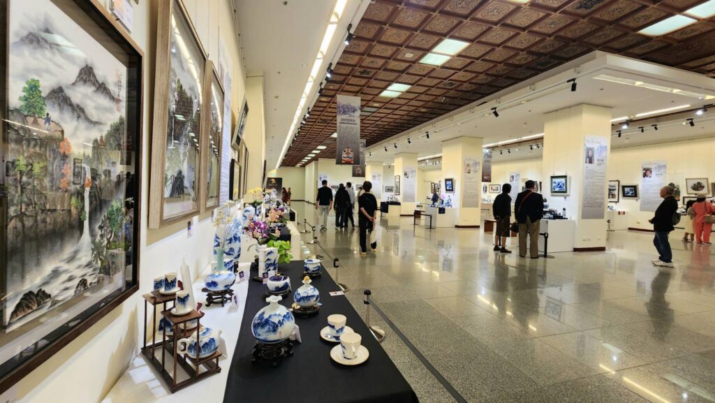 ▲卓麗秋老師的學生所展出的山水青花瓷作品，也能從中展現創新的當代風華，讓人眼前為之一亮。（記者 詹佳綺/攝）
