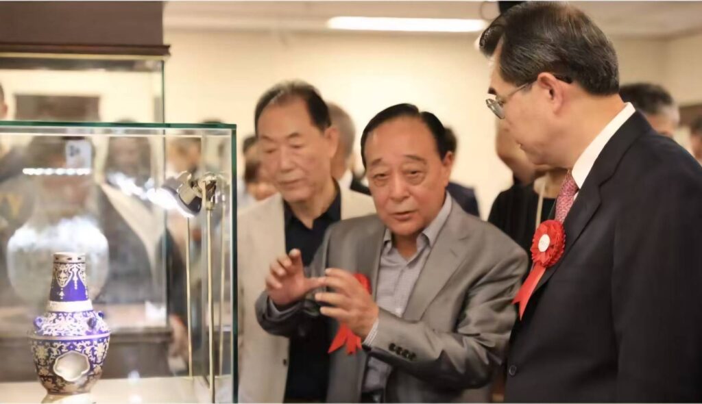 ▲兩岸知名彩瓷古文物收藏家吳稚亮董事長（左）其珍品在大阪世博會中國文化中心展出，受到與會者高度的評價。（圖/吳稚亮 提供）
