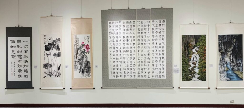▲參展藝術家黃素珍的四連屏作品(右三)頗為聚焦,在旁的書畫作品也有相得益彰的視覺感。(記者 詹佳綺/攝)