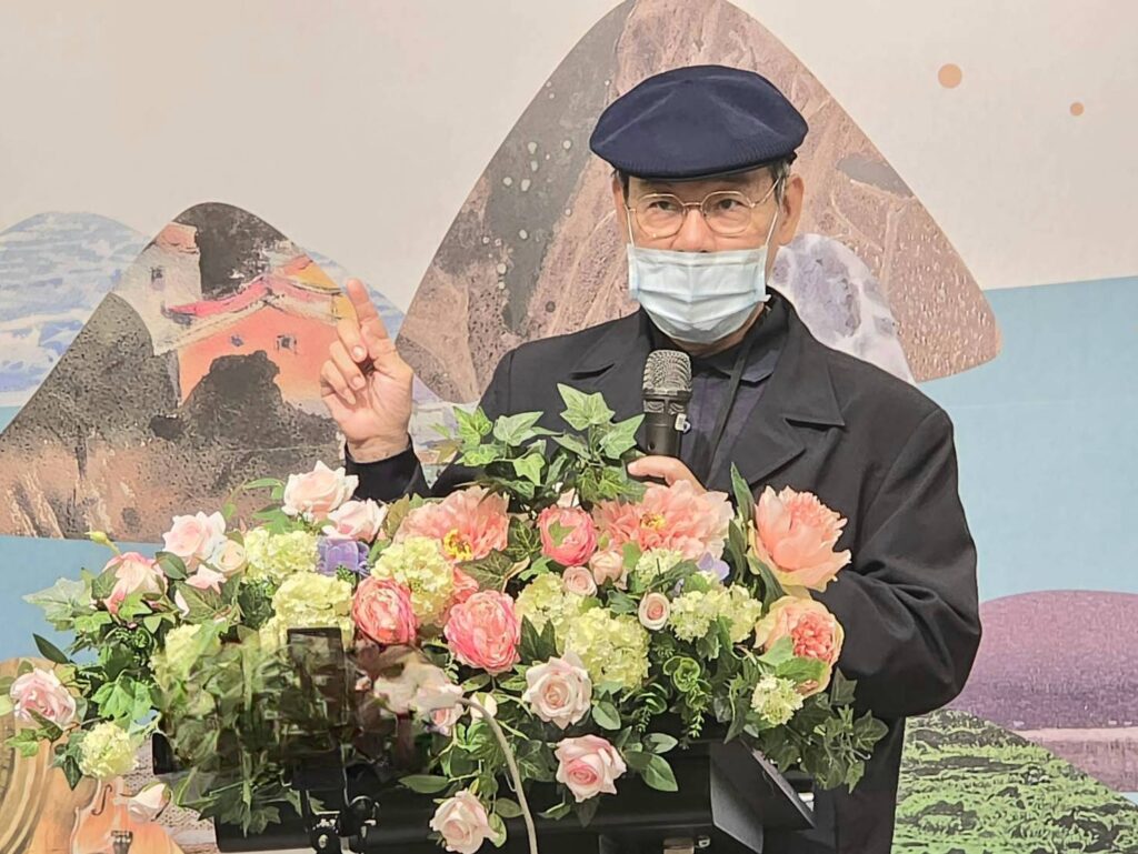 ▲中華亞太水彩藝術協會創會理事長洪東標認為這次主題展的作品,兼顧了傳統的優雅與創新的開闊,可說是質量兼俱的一次年度大展。(記者 詹佳綺/攝)