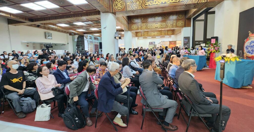 ▲卓麗秋師生聯展開幕式，出席貴賓顯得相當踴躍，場面十分熱烈。（記者 詹佳綺/攝）