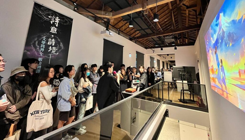 ▲策展單位為出席活動貴賓進行作品導覽,從各個層面說明作品的深摯意義。(圖/臺文館 提供)