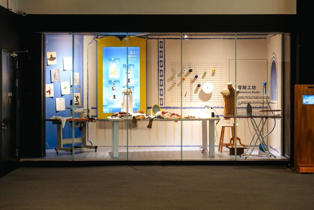 編織成長的風景：遇見胡桃鉗的女孩特展〈冒險工坊〉展區一景。（圖/衛武營提供）