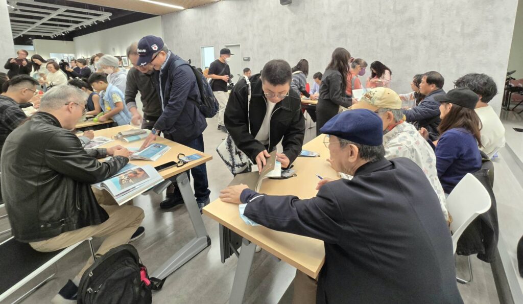 ▲新書簽名會的熱鬧場面,藝術家的場合總是讓人親近又帶有品味,現場濃郁的文藝氣息四處飄散。(記者 詹佳綺/攝)