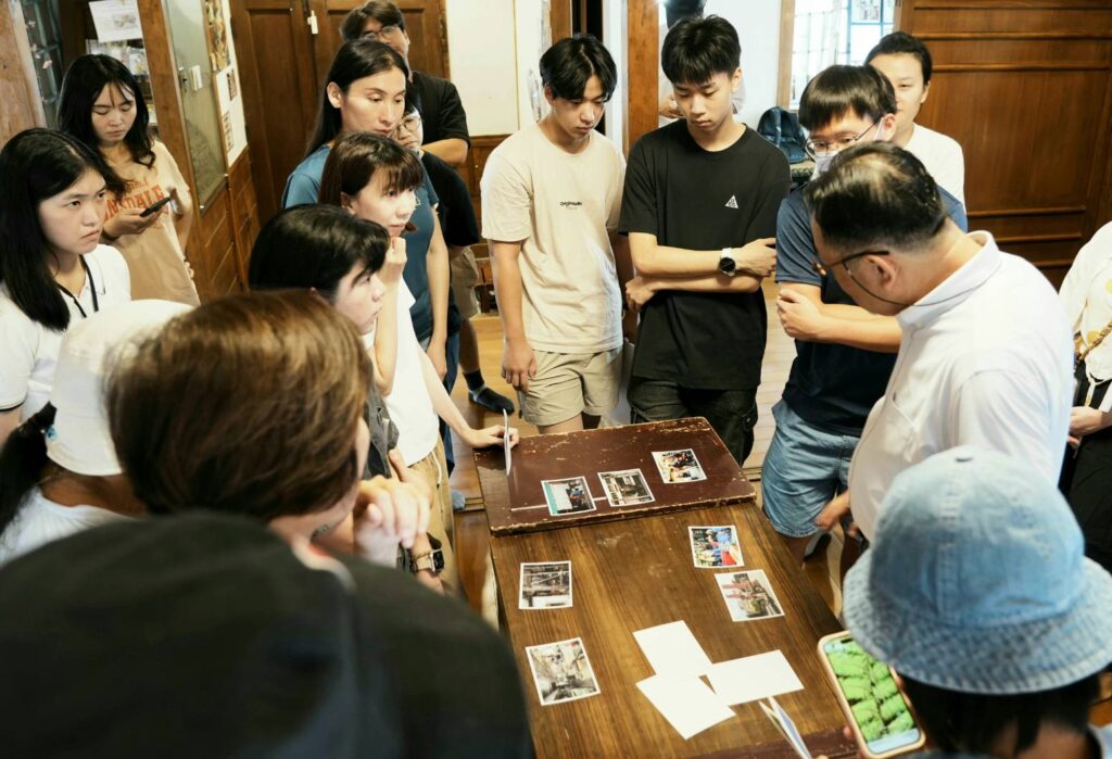 ▲民眾與學生們聚精會神觀看展出的攝影作品。（圖/臺北市文化局 提供）