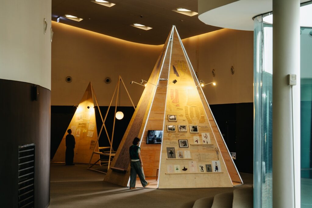 編織成長的風景：遇見胡桃鉗的女孩特展〈成長之樹〉展區，展現全手工製作的繁複細節。（圖/衛武營提供）