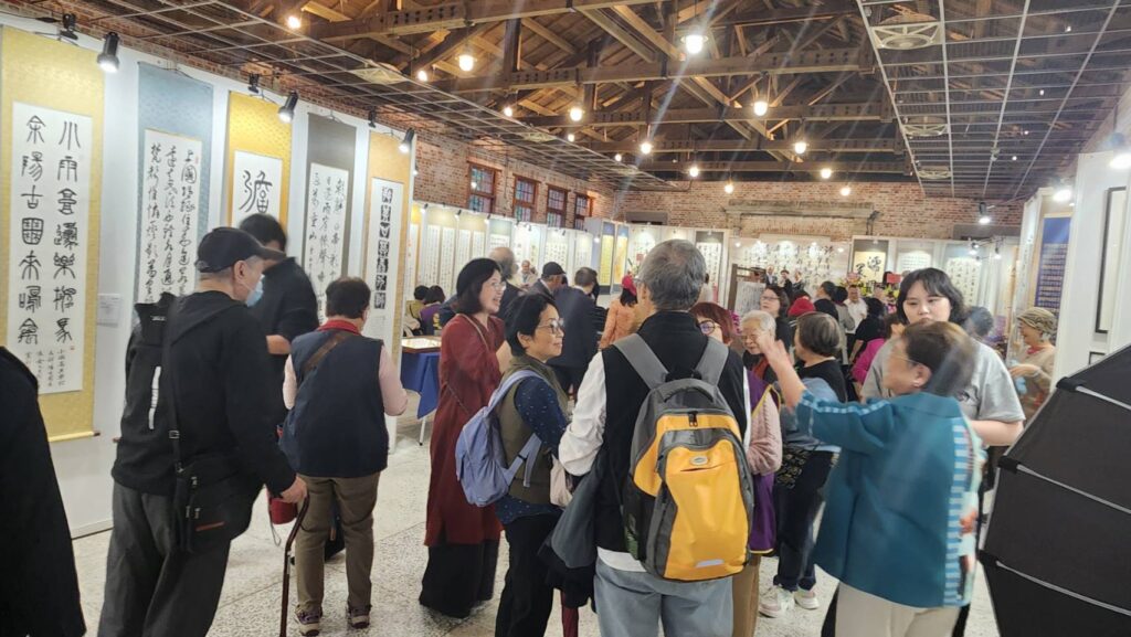 ▲開幕式現場冠蓋雲集，書畫界人士齊聚，展場凝聚了人氣與書香，令人流連忘返。（記者 詹佳綺/攝）