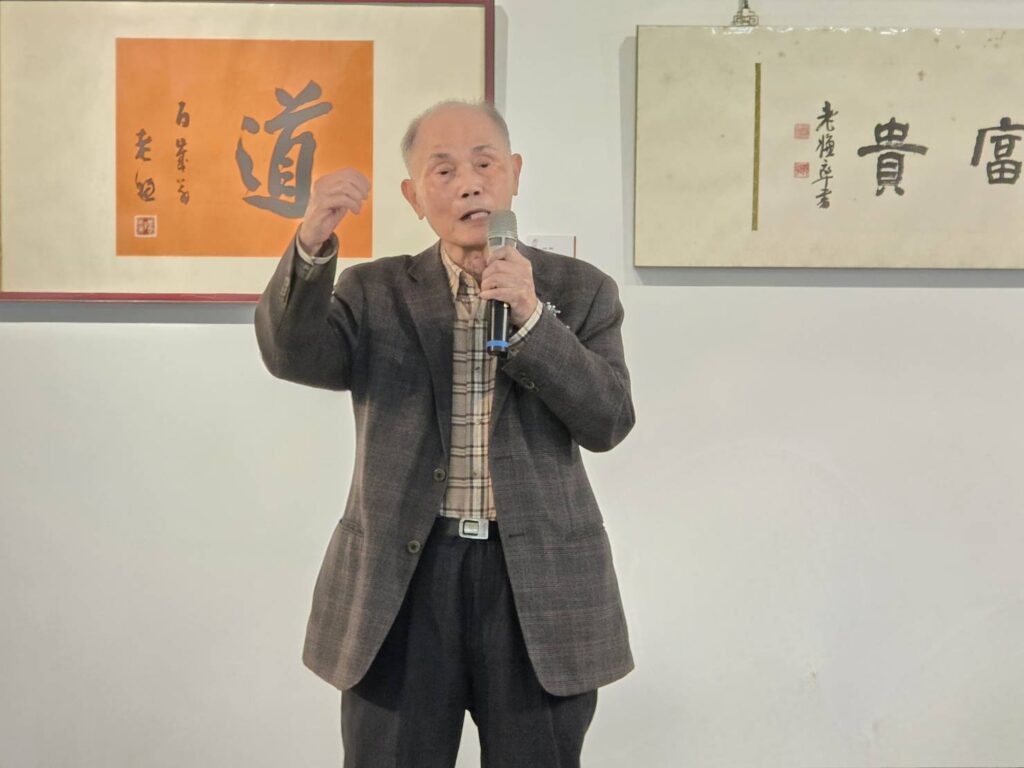 ▲海東書會指導老師蔣夢樑回憶30多年前與曹秋圃老師曾到基隆教學展覽，對曹老師為推廣書法教學而前往各地的精神而留下深刻印象。（記者 詹佳綺/攝）