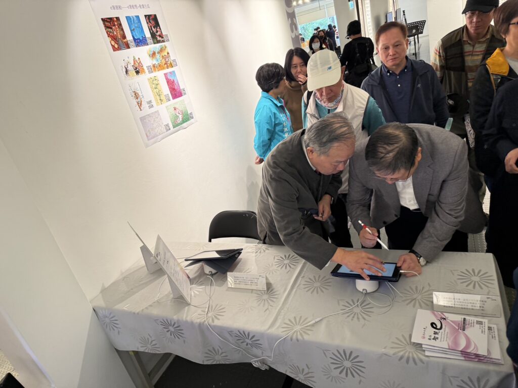 ▲張炳煌教授(左)特別在開幕式前為楊文科縣長示範e筆書寫,場面熱烈。(圖/張炳煌 提供)
