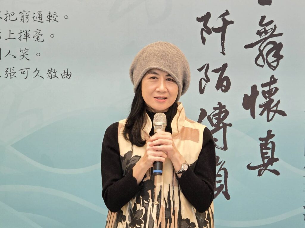 ▲新北市文化局副局長于玟致詞時表示,這次看到曾安田老師的紀念展時心有所感,認為沒有曾安田老師就沒有新莊藝文中心,兩者密不可分。(記者 詹佳綺/攝)