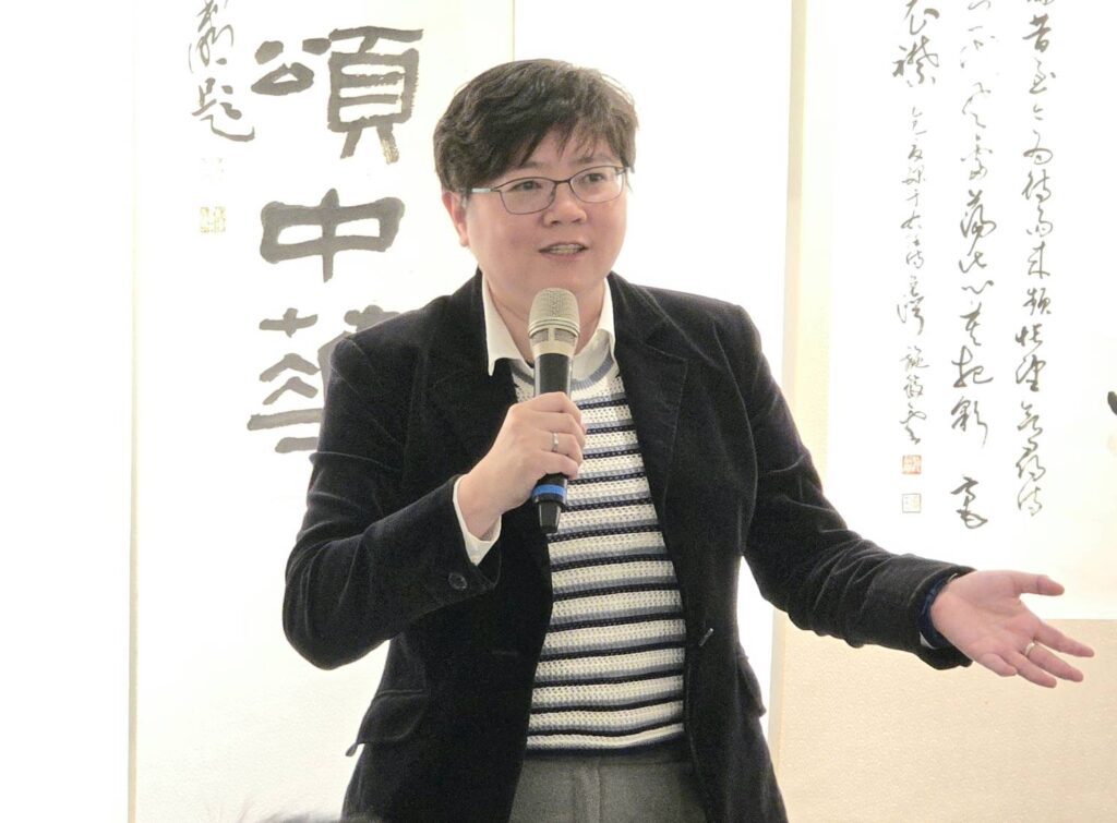 ▲中國標準草書學會理事長黃勻祺認為，這次活動有來自全省的書友、會員及書會負責人出席，透過書法媒介傳達兩岸的文化交流成果，意義重大。（記者 詹佳綺/攝）