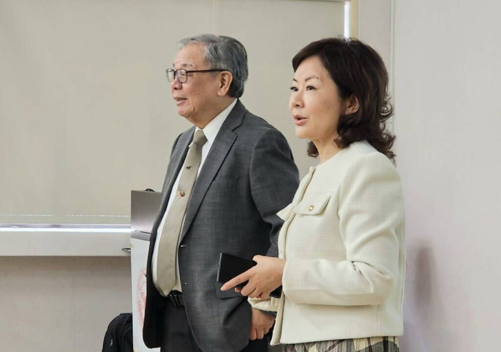 ▲淡江大學秘書長馬雨沛（右）與淡大中國語文學系教授暨文錙藝術中心主任張炳煌教授，說明了這次淡大在書畫藝術及數位e筆暨AI智能的研發成果，將與民間共同分享。（記者 辛澎祥/攝）