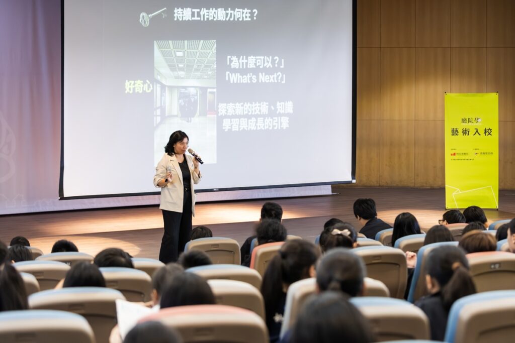 「職人大講堂 」國家兩廳院演出技術部許玉蕾經理於桃子腳國中進行分享。（攝影_周嘉慧 ）