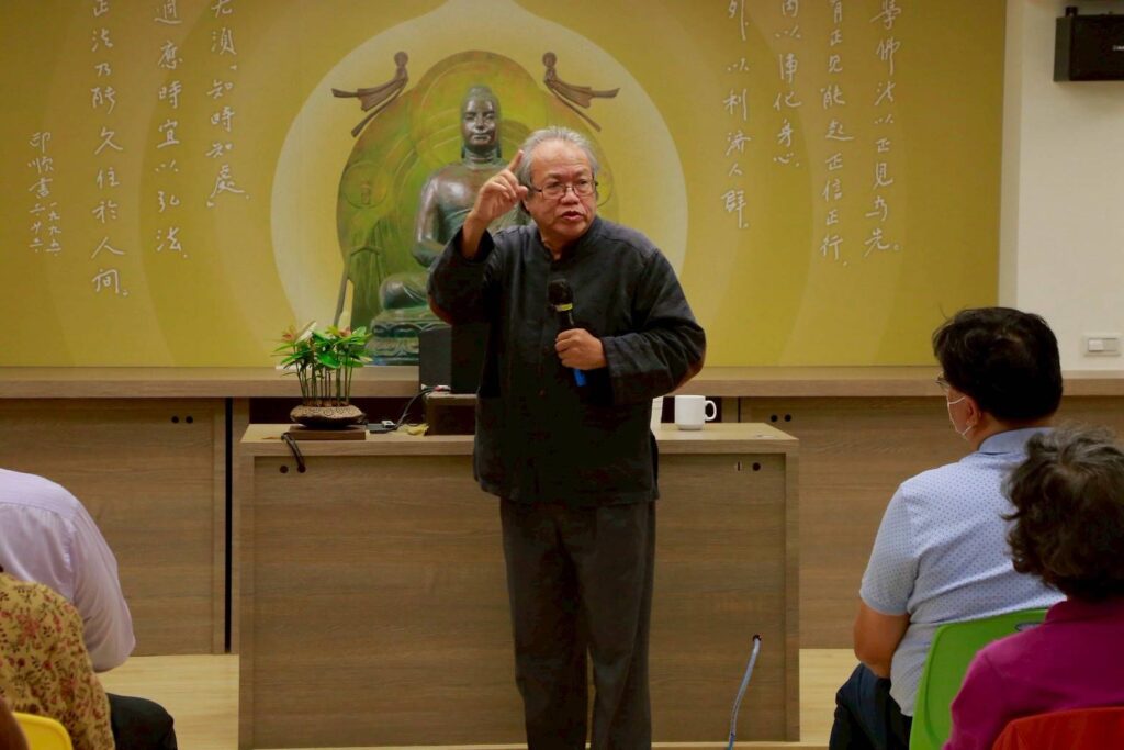 ▲國立成功大學榮譽教授蕭瓊瑞，以「景觀•自在•楊英風」為題進行一場演講，內容豐富有趣，贏得現場民眾的大力讚賞。（圖/大安覺風藝文空間 提供）