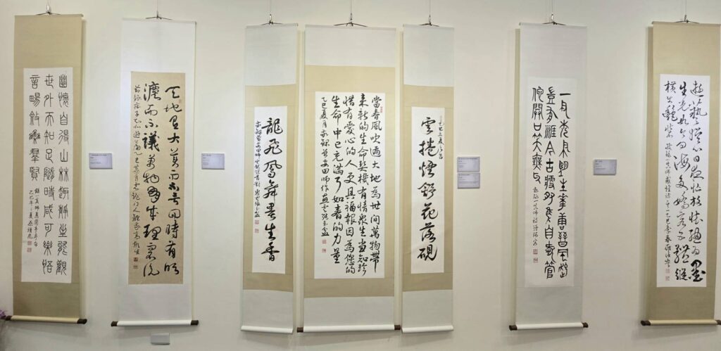 ▲雲龍書道會的會員與學生的作品聯展,各體兼備,質量兼俱,是難得一見的高水準展出作品。(記者 詹佳綺/攝)