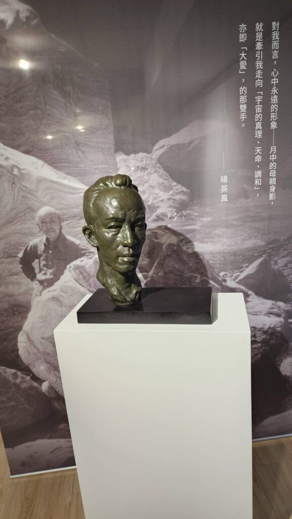 ▲楊英風的個人雕塑像，也強調了心中永遠的形象也就是月中母親身影的憧憬，母子情深的繫念在他的作品中處處可見。（記者 辛澎祥/攝）