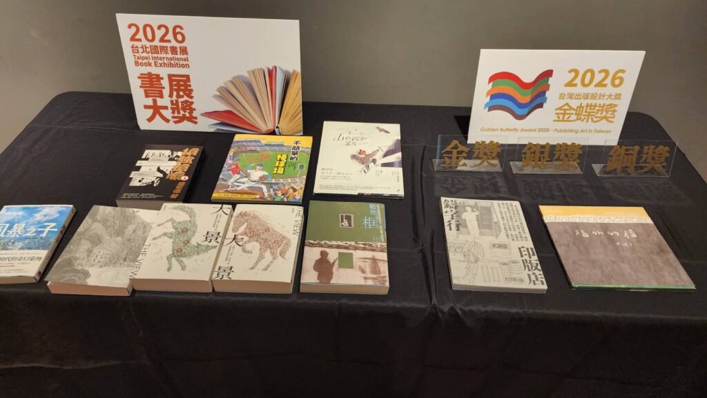 ▲書展大獎與金蝶獎的得獎圖書,在會場成為矚目焦點。(記者 辛澎祥/攝)