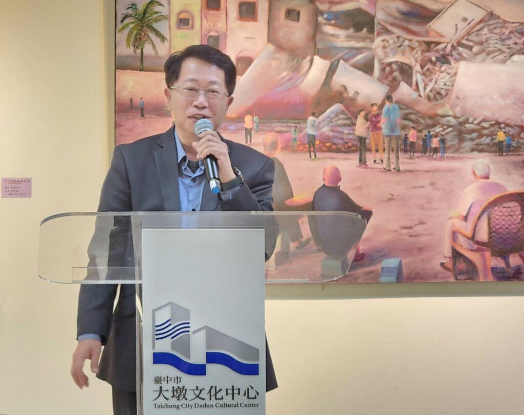 ▲大墩文化中心主任陳文進致詞時表示,曾淑慧老師帶領著詩韻西畫學會會員推廣藝術教育有成,具體達成承先啟後的使命感,讓人敬佩。(記者 詹佳綺/攝)