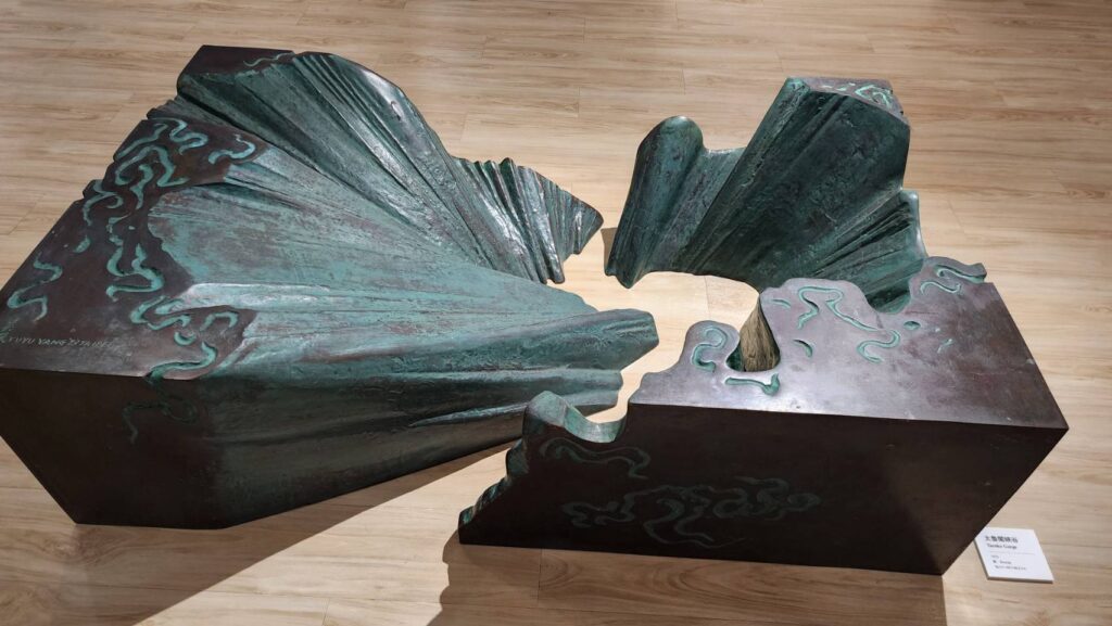 ▲楊英風山川系列的作品之一「太魯閣峽谷」，從不同的角度視之，能一窺大自然神奇的力量，兼具觀賞與實用性功能，讓人玩味關注。（記者 辛澎祥/攝）