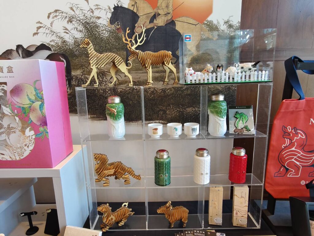 ▲故宮新開發的文創商品,也涵蓋了跨界結合的特色,成為故宮開源的活路。(記者 辛澎祥/攝)