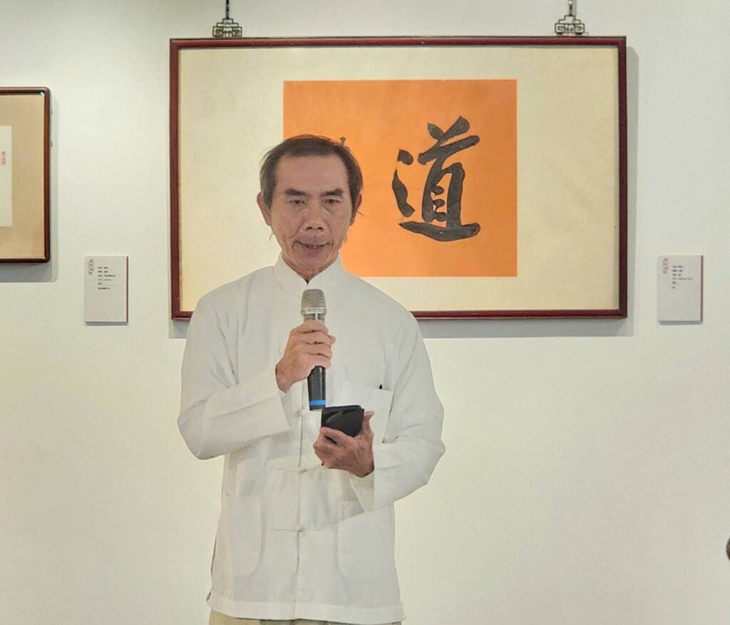 ▲澹廬書會常務監事李東昇老師，特別在展覽開幕式上吟唱四首曹秋圃大師的書論詩，詞曲不僅意境優美，李老師的唱功一流，令人驚艷。（記者 詹佳綺/攝）