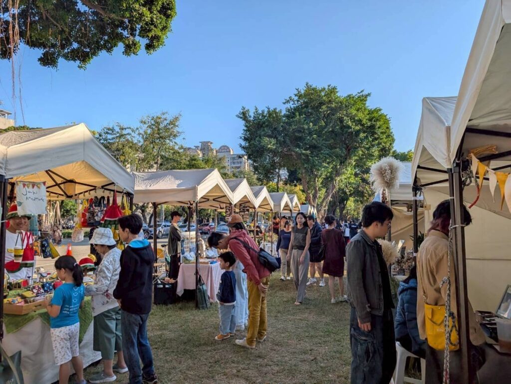 由小蝸牛市集與Black_Design策劃的「疊疊城市」市集，吸引許多民眾參與