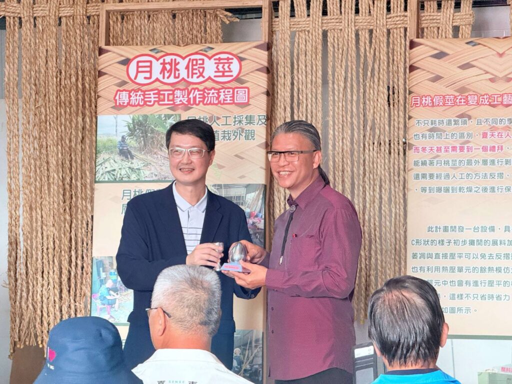 ▲工藝中心主任陳殿禮（右）與計畫業者合影。（圖/工藝中心 提供）