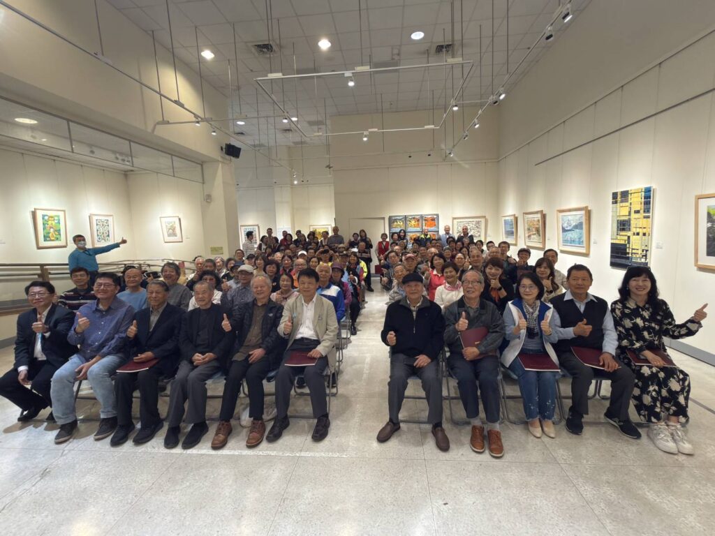 ▲出席王輝煌老師個展開幕式的主協辦方代表與貴賓、藝文界人士齊聚一堂,場面熱烈。(圖/大墩文化中心 提供)