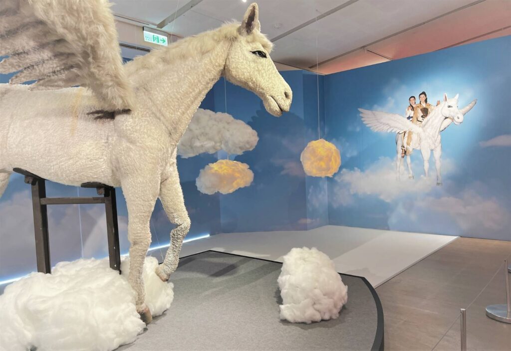 ▲傳藝中心推出楊麗花歌仔戲特展,有許多光影效果的變化呈現內容。(圖/傳藝中心 提供)