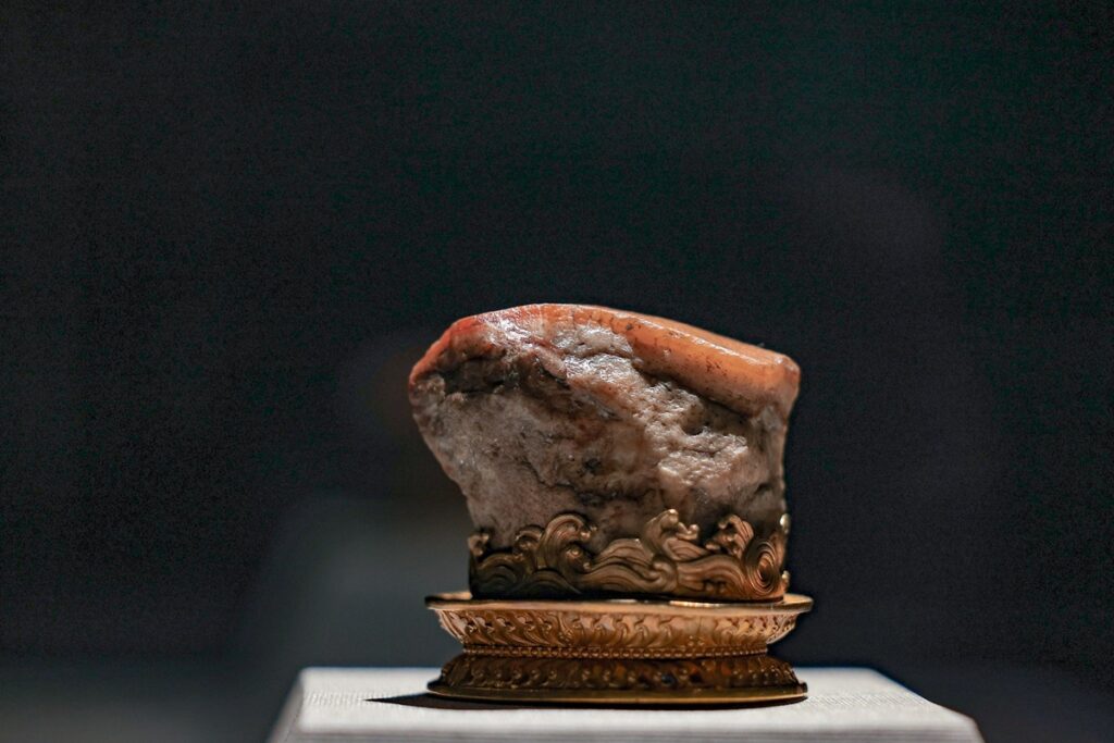 由人氣國寶「東坡肉」〈肉形石〉領銜的「勁水國寶」特展現於宜蘭蘭陽博物館展出。（圖/故宮提供）