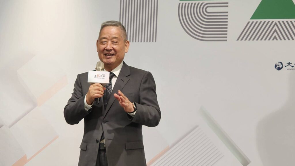 ▲新光三越文教基金會執行長馬振華認為能與工藝中心合作三十年的情誼，樹立了官民合作的新典覽。（記者 辛澎祥/攝）