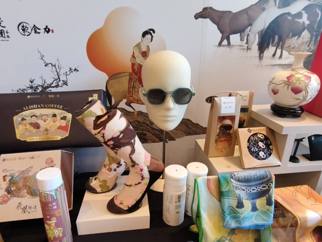 ▲故宮設計完成並即將開賣的文創商品,極具時尙感與實用性。(記者 辛澎祥/攝)