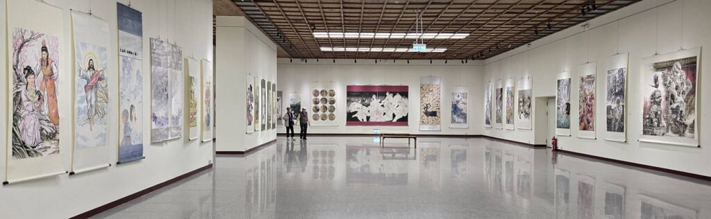 ▲優質的展覽場地呈現高水準作品，這場水墨人物藝術家作品展，格外受到外界關注與期待。（記者 詹佳綺/攝）
