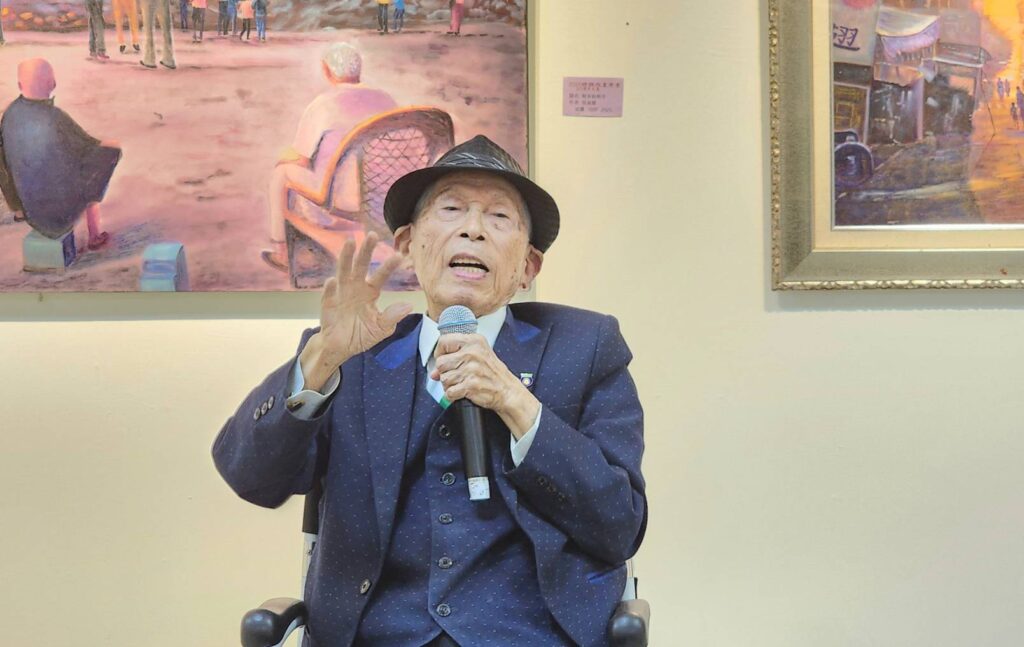 ▲臺灣藝術家法國沙龍學會創會會長趙宗冠博士,認為曾淑慧老師可謂「名師出高徒」,不僅作品得到法國藝術沙龍展的獎勵,正面鼓勵了她藝術生命的璀燦永恆,在這次20週年大展中展現亮麗與光熱。(記者 詹佳綺/攝)