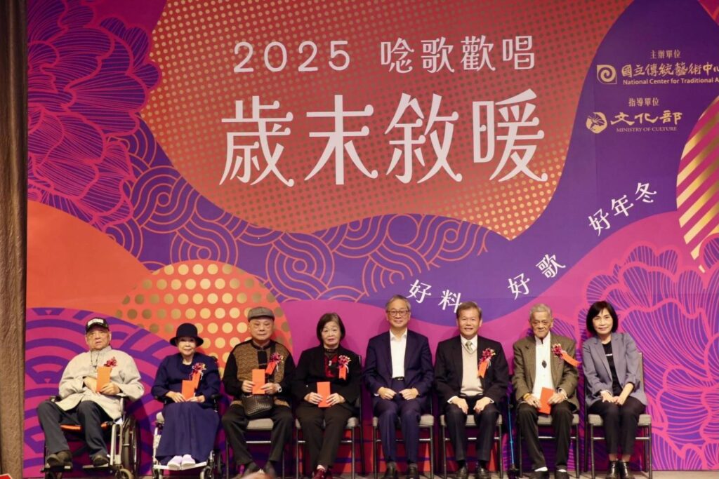 ▲向資深藝人致贈慰問金，李遠部長（右四）與資深藝人合影留念。（圖/文化部 提供）