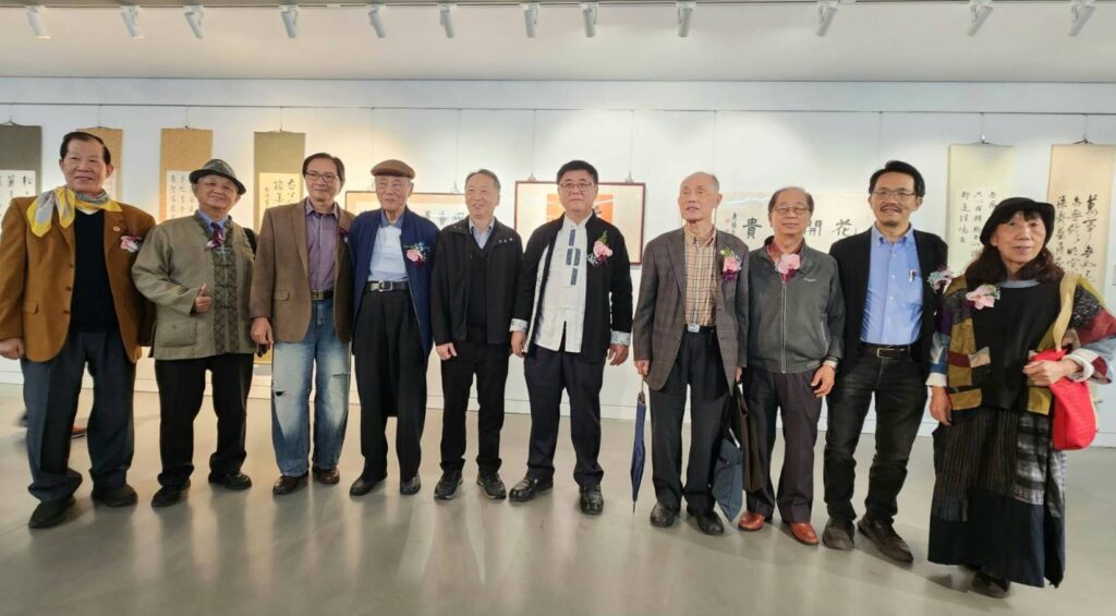 ▲出席展覽開幕式的致詞貴賓與主辦單位的澹廬書會名譽理事長連勝彥（左四）與澹廬書會現任理事長林俊光（右五）開心合影留念。（記者 詹佳綺/攝）