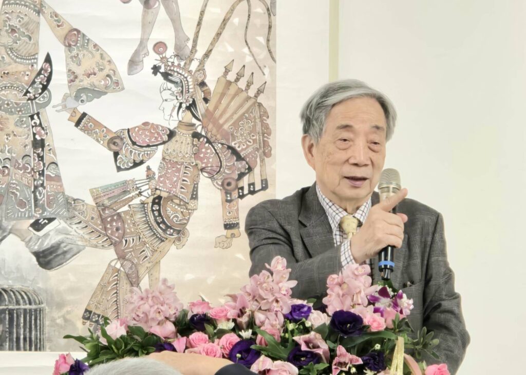 ▲前臺藝大校長黃光男教授致詞時表示，他佩服黃中態老師策畫水墨人物畫的功力，展出作品呈現出的人文精神與景物美感是此展重要的特色。（記者 詹佳綺/攝）