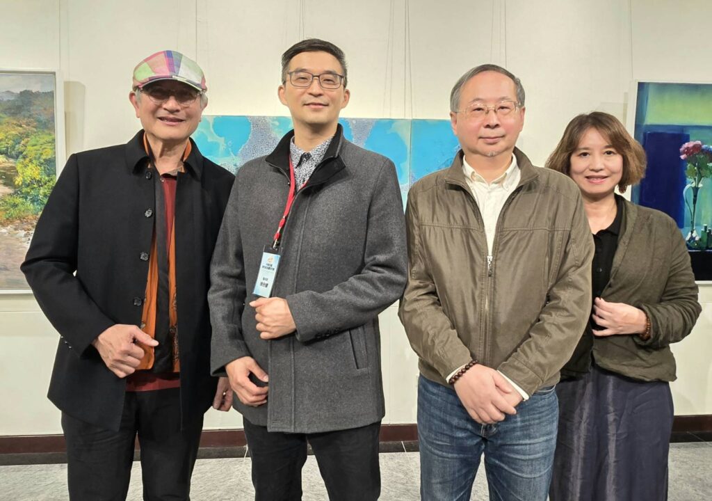 ▲跨世紀油畫研究會開幕式的致詞貴賓也是參展藝術家（從左至右）郭博州教授、徐欣健理事長、陶文岳教授及李瑋老師，開幕式上合影留念。（記者 詹佳綺/攝）