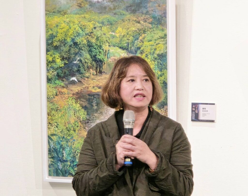 ▲蘭陽技術學院建築系李瑋老師，與吳炫三大師也一起有受邀作品參展，她覺得既榮幸與感動，並祝研究會聯展順利圓滿。（記者 詹佳綺/攝）