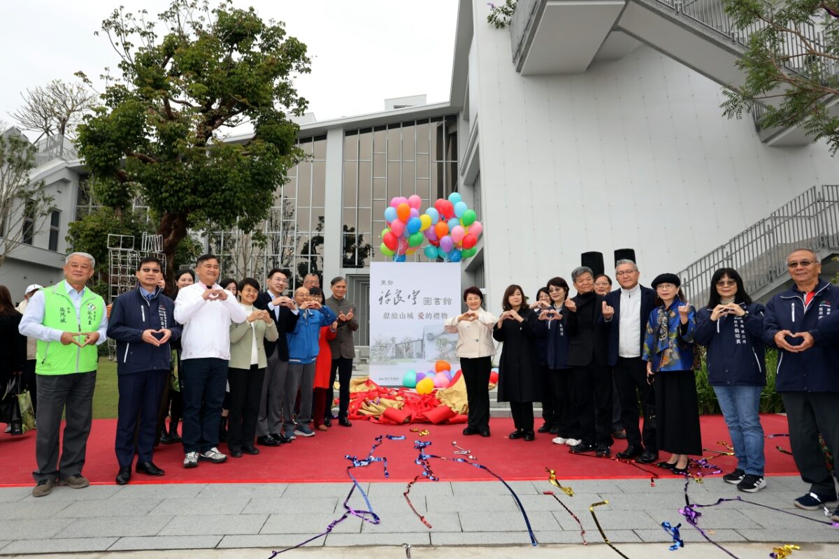 用愛照顧山城學子   東勢「許良宇圖書館」開館