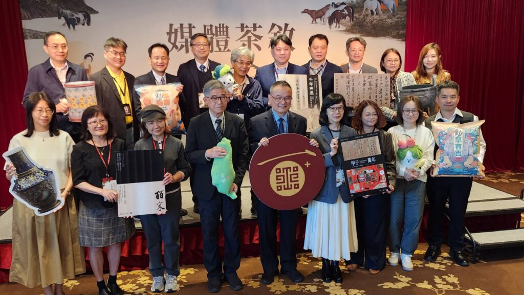 ▲故宮博物院團隊向媒體簡報一年成績單內容,也預告明年的發展策略後,以大合照展現旺盛企圖心。(記者 辛澎祥/攝)