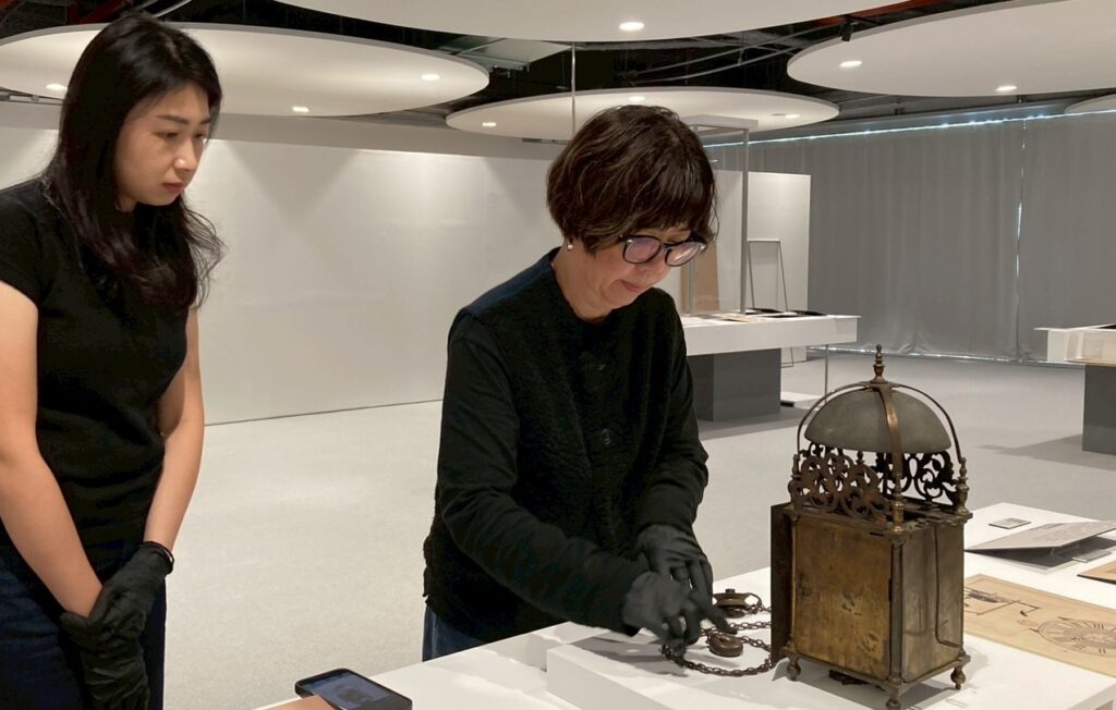 中市圖「世界的索引」，由張婉真教授(右)策展。（圖/文化局提供）