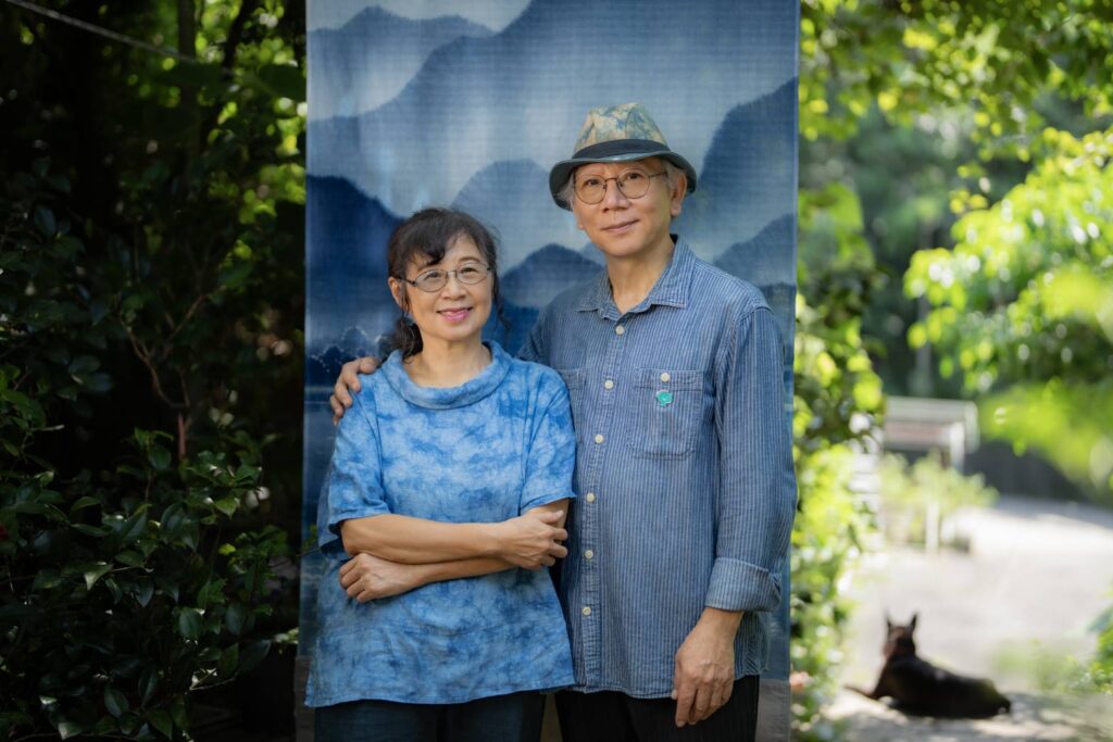 ▲工藝師陳景林（右）與馬毓秀出新書「染織世界」，與大家分享他們的細膩雅致且有情的染織世界。（圖/陳景林 提供）