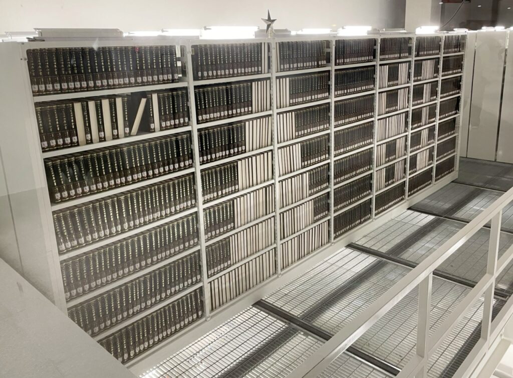 建築師開一扇窗，館員發揮巧思將經典的四庫全書排列成聖誕樹的形狀與你說HI。（圖/中市圖提供）