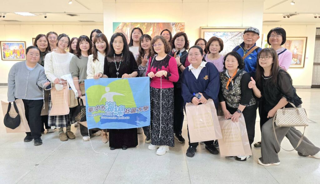 ▲曾淑慧老師與臺中市海線社區大學學生及參展會員們,在開幕式上齊聚一堂,為個人的作品集結展開,神情顯得開心自在。(記者 詹佳綺/攝)