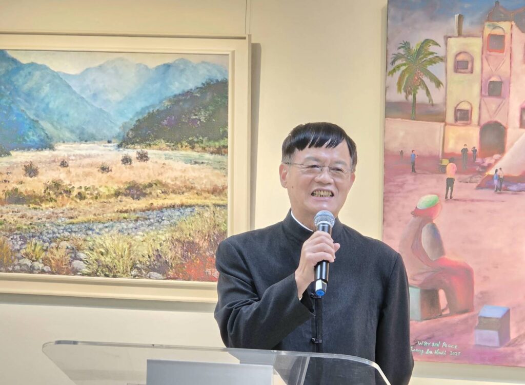 ▲前文建會副主委洪慶峰認為,曾淑慧會長具體實踐了恩師楊啟東的「人生晨露 藝術千秋」的座右銘,帶領詩韻西畫學會邁向藝術的嶄新黃金時代。(記者 詹佳綺/攝)