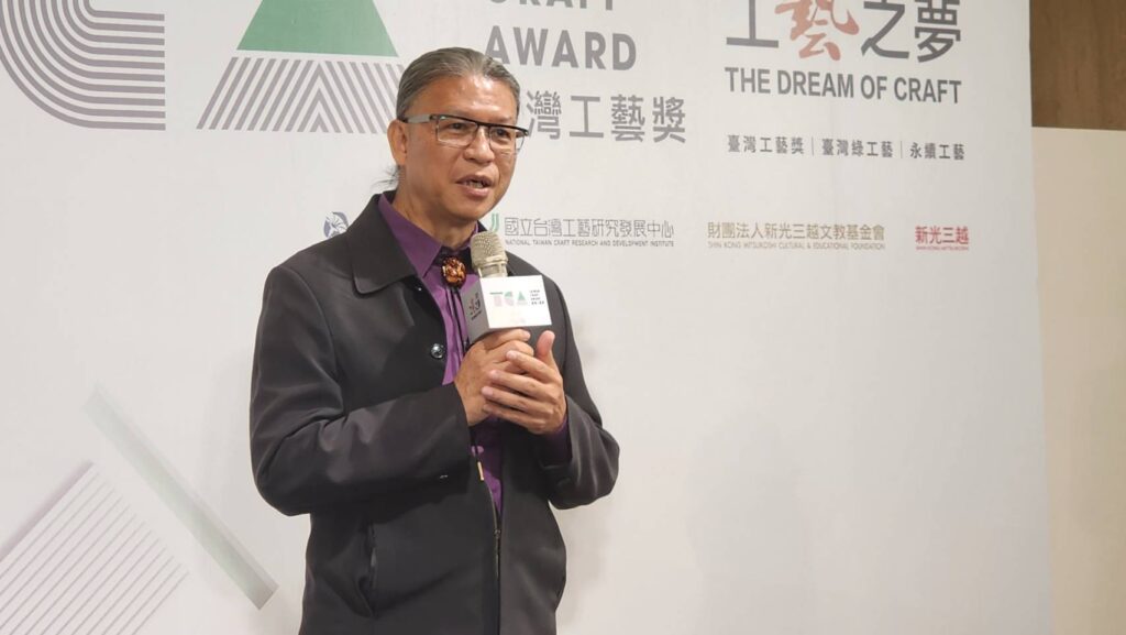 ▲工藝中心主任陳殿禮致詞時表示，藉由工藝精神的提昇讓臺灣工藝獎的光熱散播各地，帶給大家新的體會與榮耀。（記者 辛澎祥/攝）