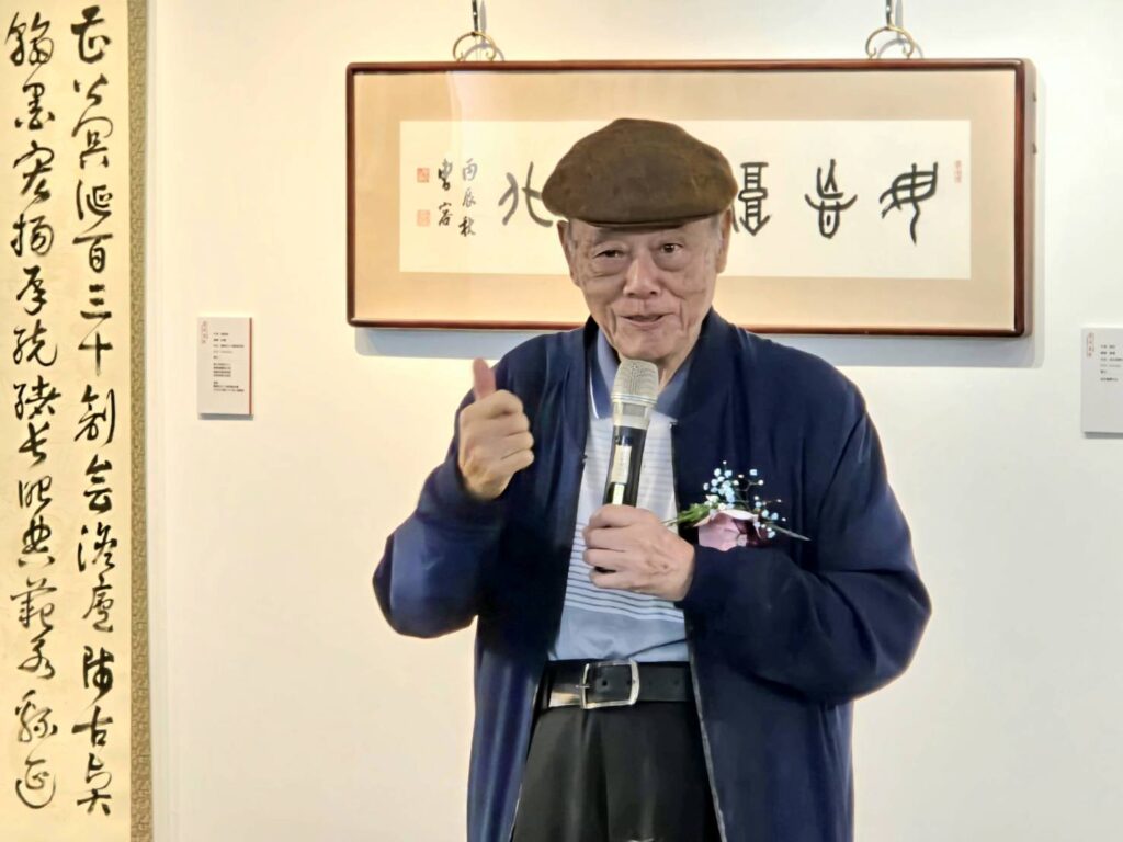 ▲澹廬書會名譽理事長連勝彥致詞時表示，中華傳統文化的精華就是書法，在悠久的歷史文化推進中，書法具體彰顯其光熱，澹廬書會的傳承也在此環境下更具永續價值。（記者 詹佳綺/攝）