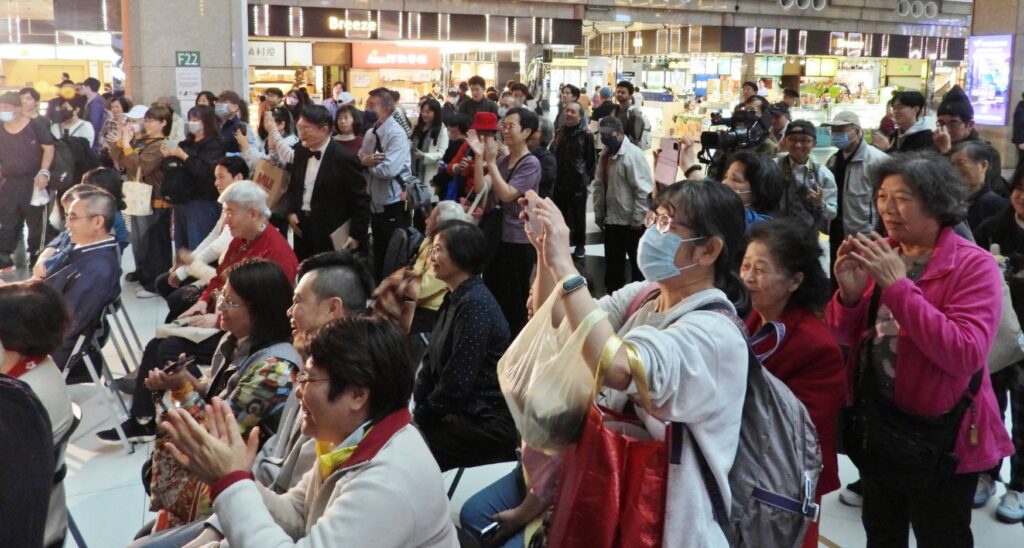▲民眾在現場欣賞鋼琴演奏與音樂家演唱節目，提昇了臺鐡臺北站的文化藝術水準與氣息。（圖/臺鐡公司 提供）